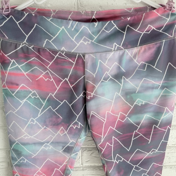 Women's Mossimo Cropped Leggings Size Large Colorful Pastel Mountain Print - Picture 4 of 6